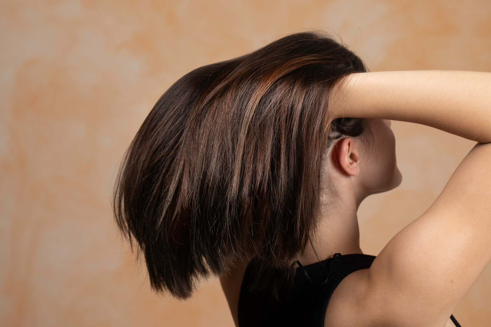 Widoczna od tyłu kobieta o półdługich brązowych włosach