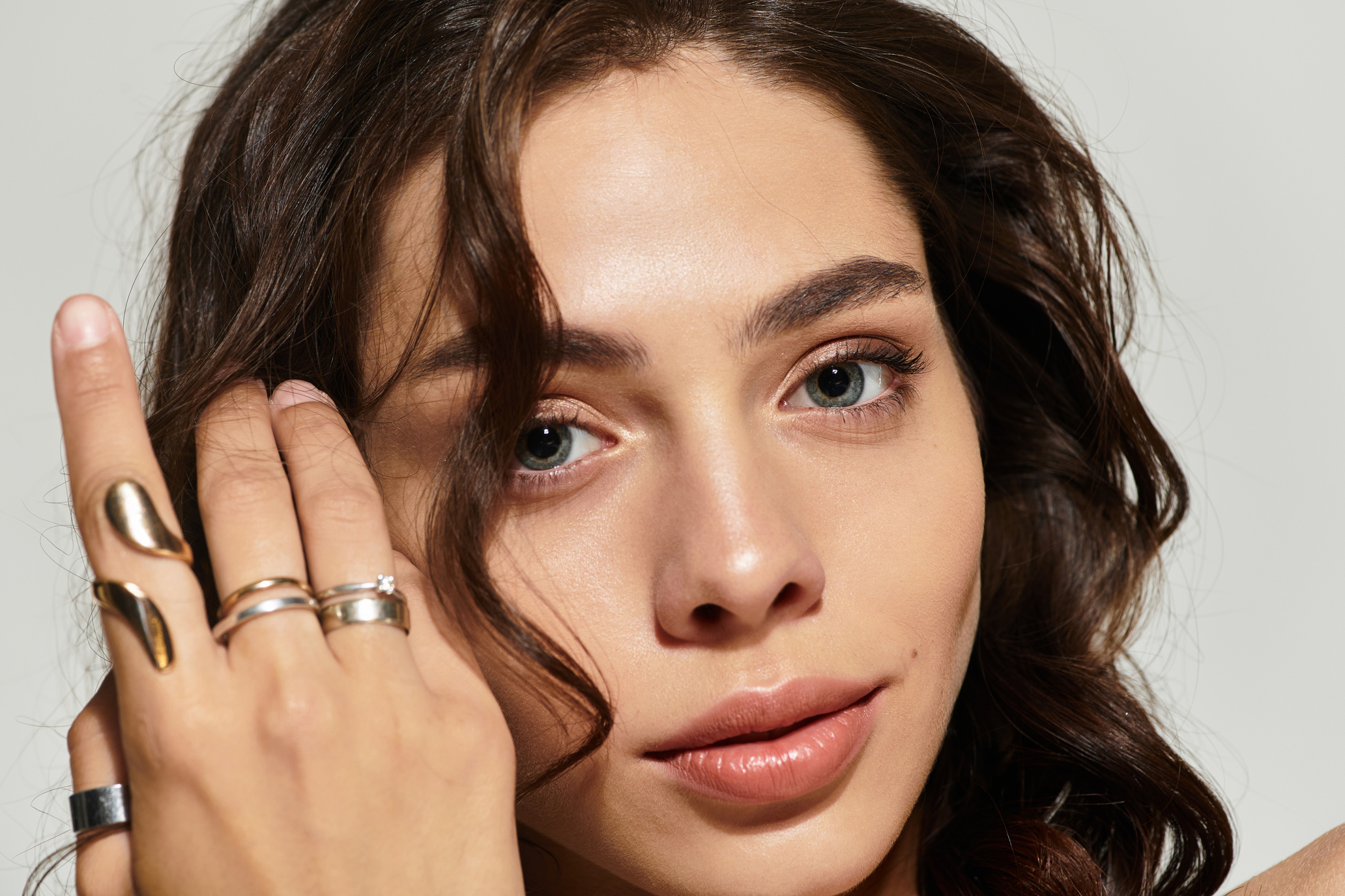 Portret kobiety o kontrastowej urodzie – niebieskich oczach i ciemnobrązowych włosach