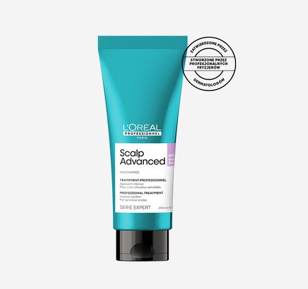 Turkusowa tubka szamponu L’Oréal Professionnel stoi na białym tle.