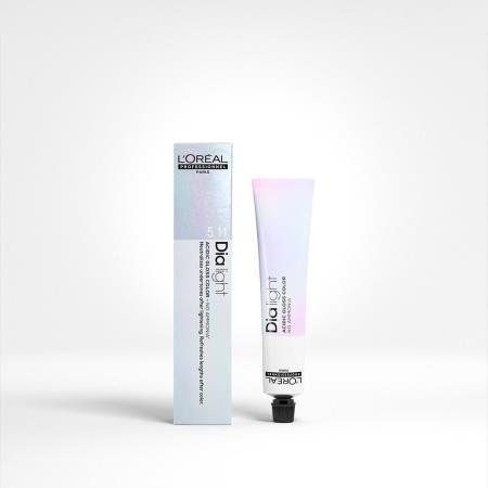 Tubka farby do włosów L’Oréal obok pudełka na białym tle.