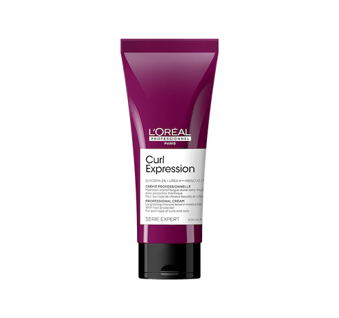 Fioletowa tubka kremu L’Oréal Curl Expression stoi na czarnym tle.