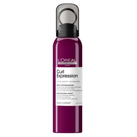 Fioletowy spray do włosów L’Oréal Curl Expression stoi na białym tle.
