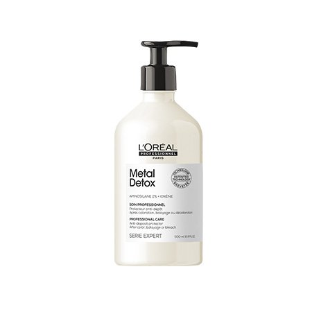 Biała butelka z pompką L’Oréal Metal Detox na białym tle.