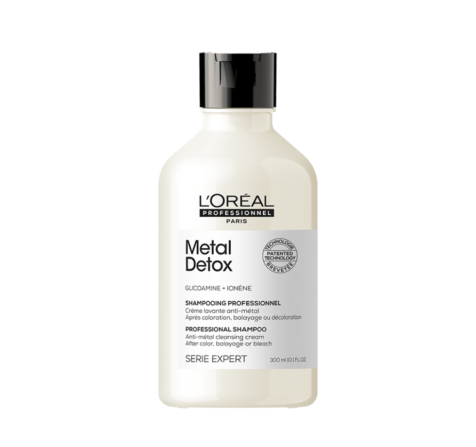 Biała butelka szamponu L’Oréal Metal Detox na czarnym tle.