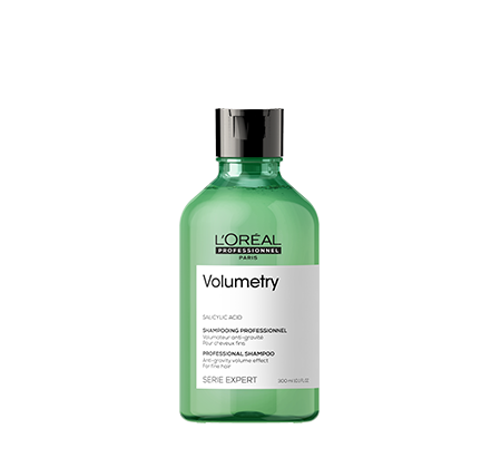 Zielona butelka szamponu L’Oréal Volumetry na czarnym tle.
