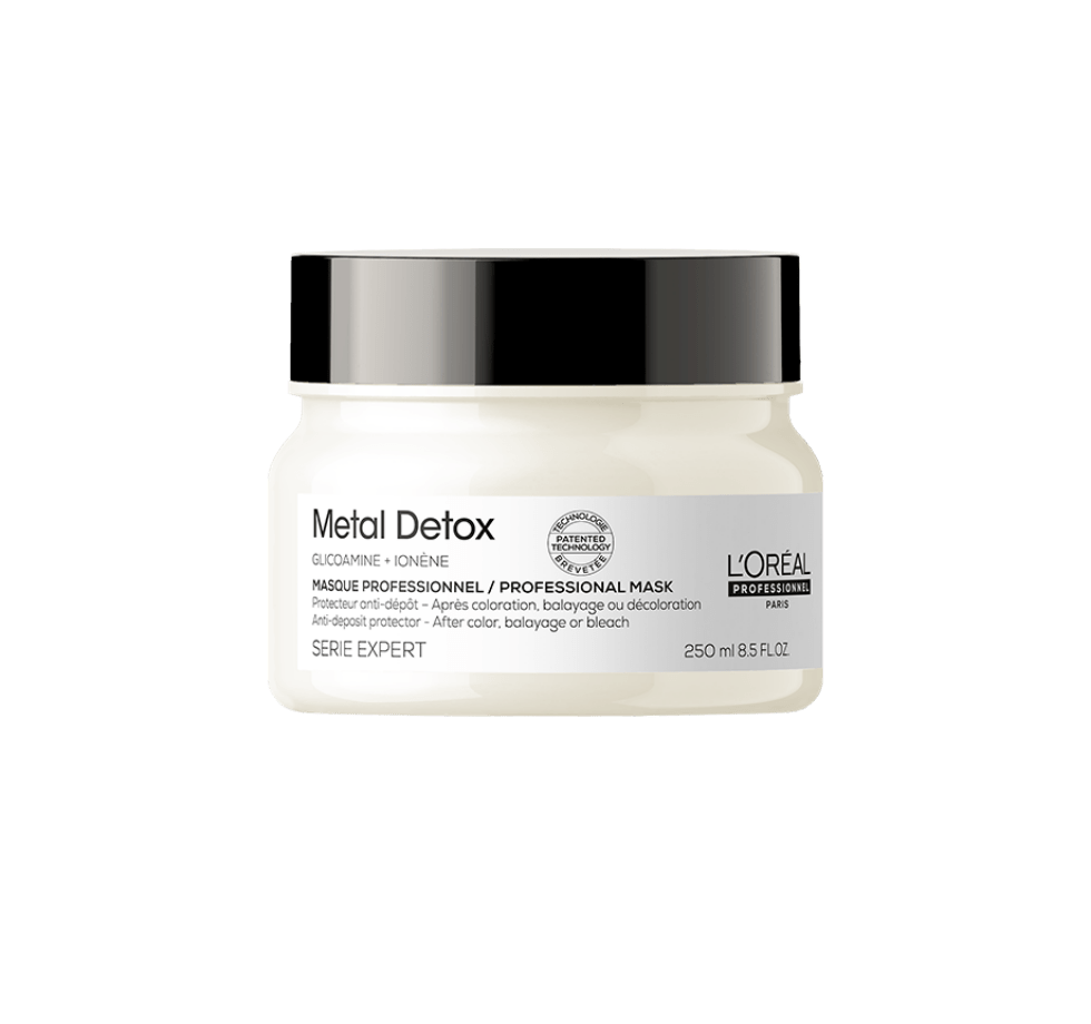Biały słoik maski do włosów L’Oréal Metal Detox na czarnym tle.