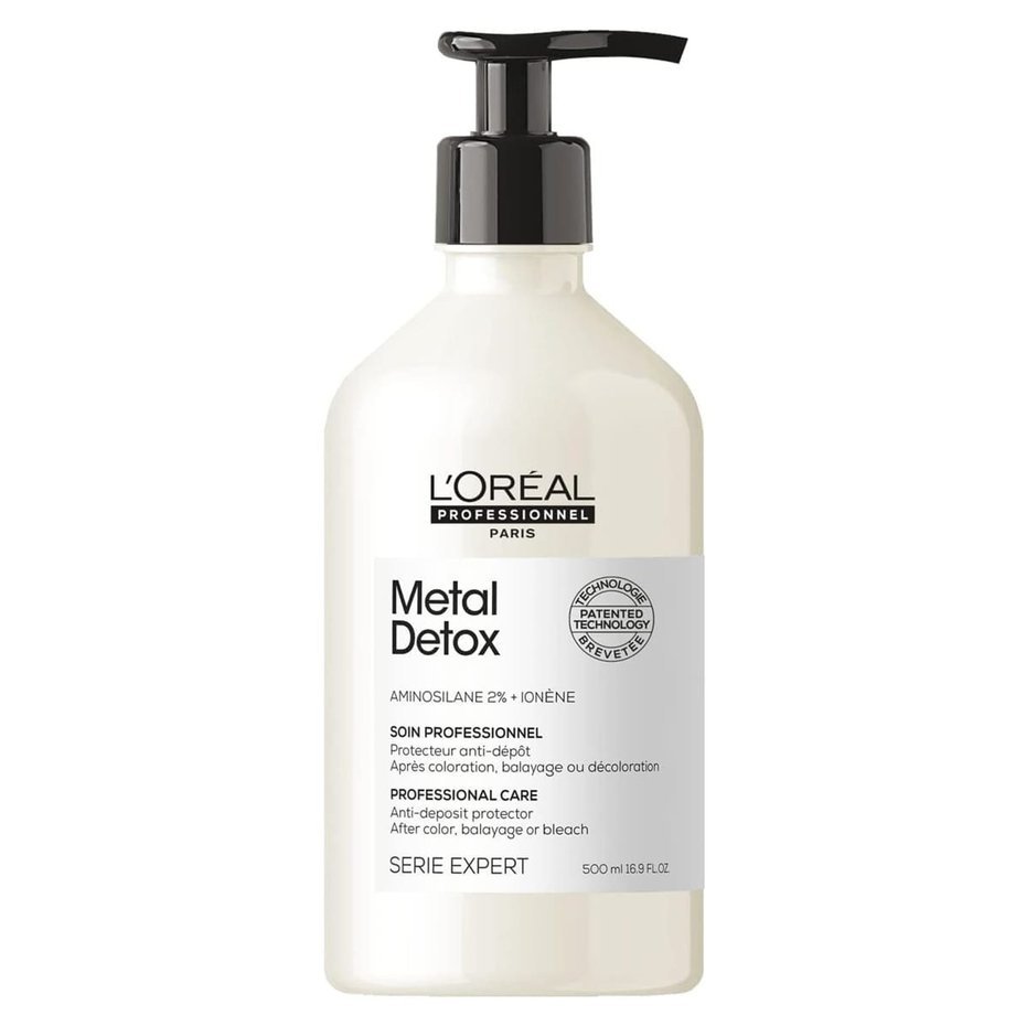 Biała butelka pompy L’Oréal Metal Detox na białym tle.