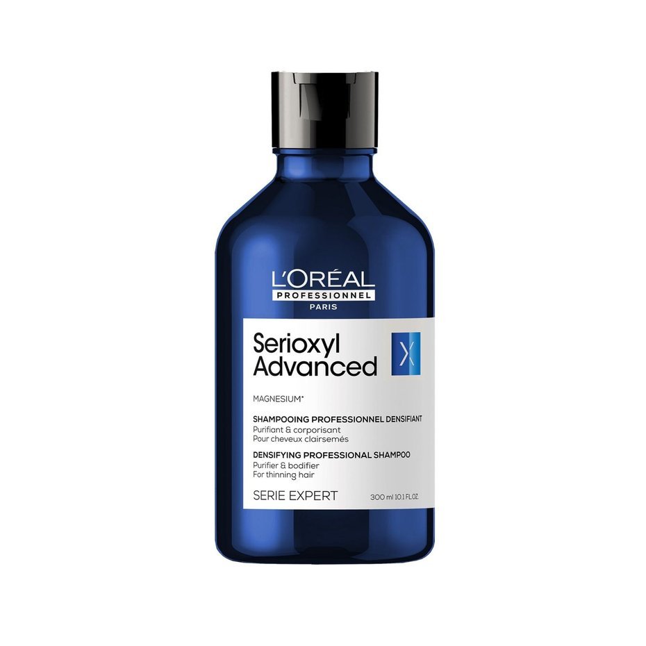 Niebieska butelka szamponu L’Oréal Professionnel Serioxyl Advanced na białym tle.