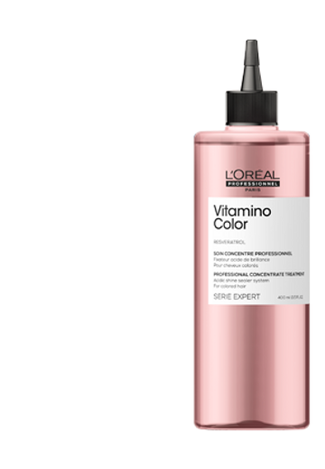 Różowa butelka odżywki L’Oréal Professionnel stoi na białym tle.